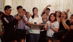 Hoa hậu Đỗ Mỹ Linh đón sinh nhật trên độ cao 2000m với mâm bánh toàn khoai luộc